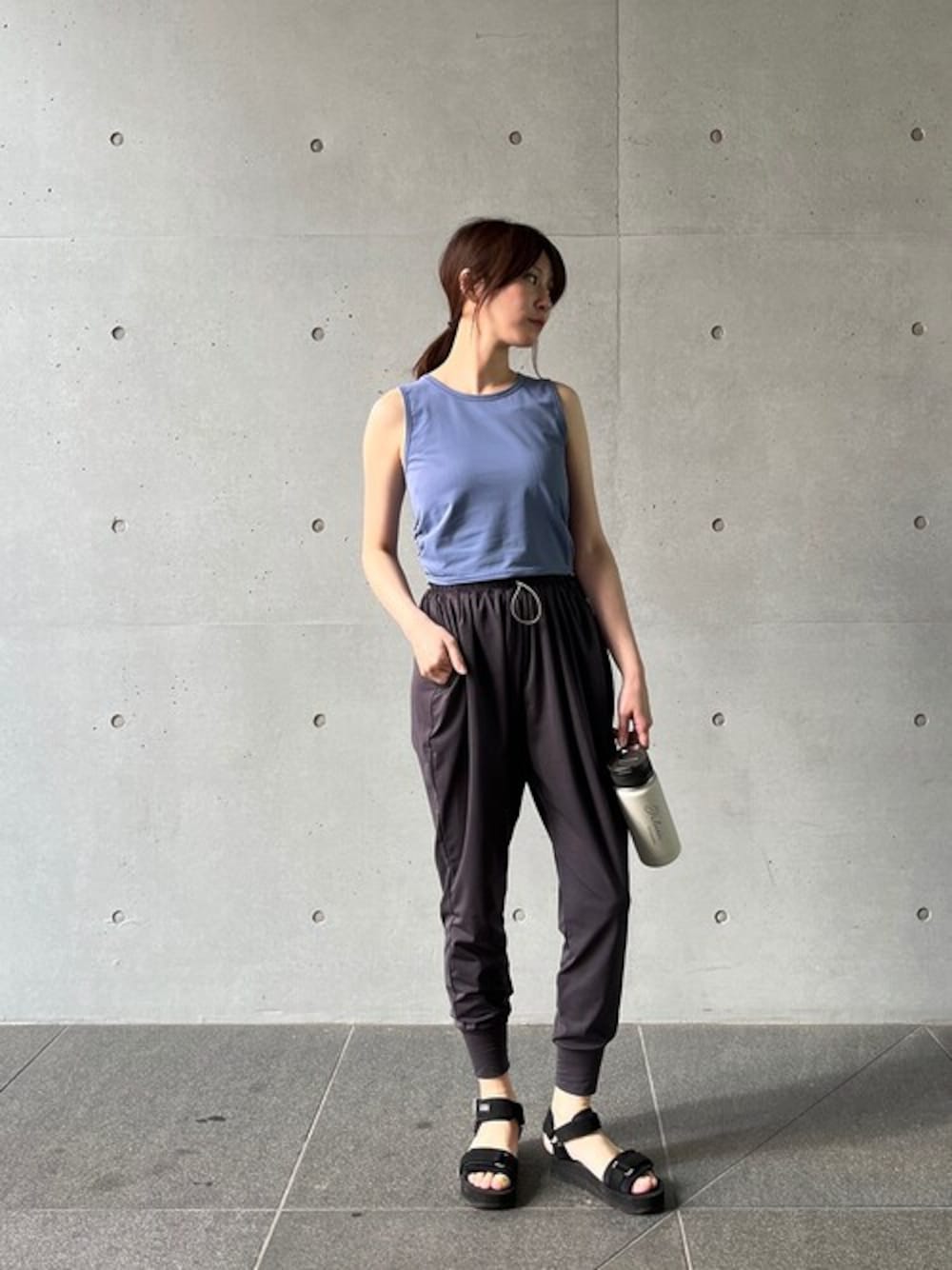 「タンクトップ、ヨガ、リラックススタイル、ラッシュガード、ピラティス、julier、ギャザーパンツ、ジュリエ、Julier Yoga and Relax」｜「Julier Yoga and RelaxのJulier (定番)Ecocoベア天竺ショートトップス（Tシャツ/カットソー、ブルー系）」を使った、Julierさん（レディース・163cm）の夏コーディネートの1枚目の写真