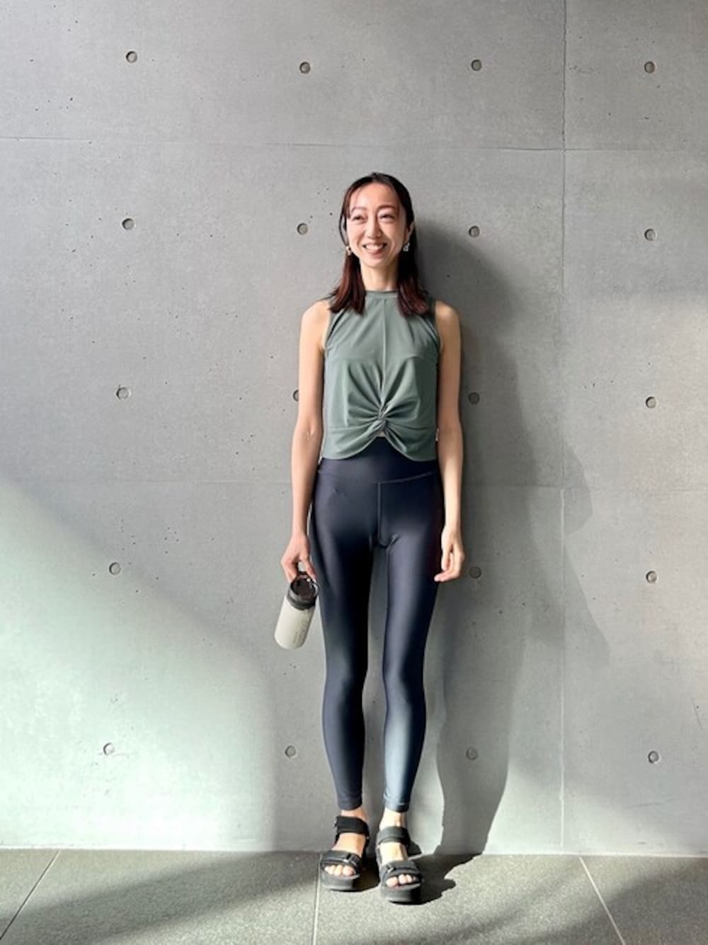 「レギンス、ヨガ、ノースリーブ、デイリーカジュアル、ＵＶカット、ワークアウト、julier、吸汗速乾、ジュリエ、Julier Yoga and Relax」｜「Julier Yoga and RelaxのJulier エコシーベア天ツイストトップス（その他トップス、グリーン系）」を使った、Julierさん（レディース・163cm）の夏コーディネートの1枚目の写真