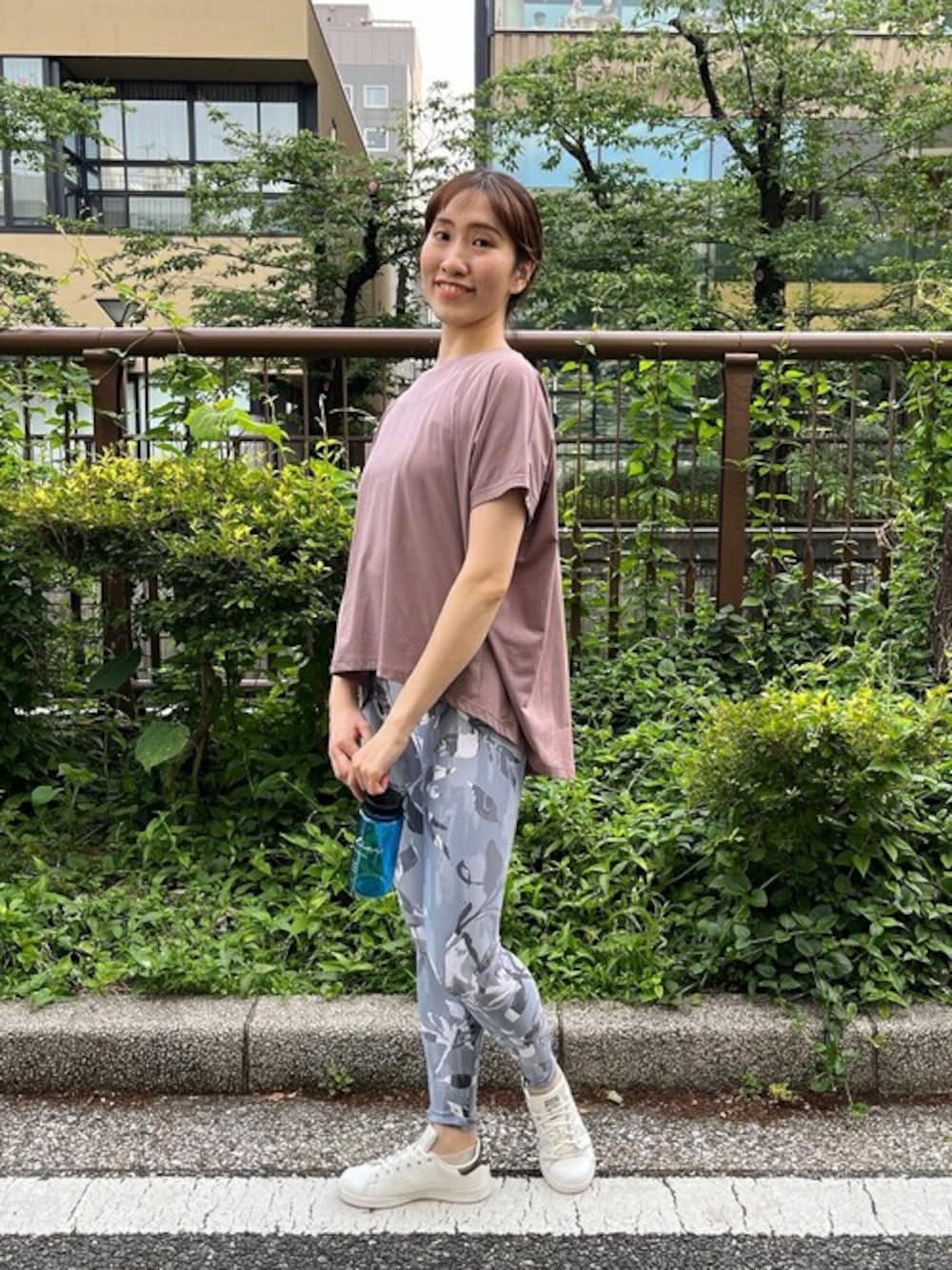 「julier、ジュリエ、Julier Yoga and Relax」｜「Julier Yoga and RelaxのJulier ライトプライムワイドTシャツ（Tシャツ/カットソー、ピンク系）」を使った、Julierさん（レディース・165cm）の冬コーディネートの1枚目の写真
