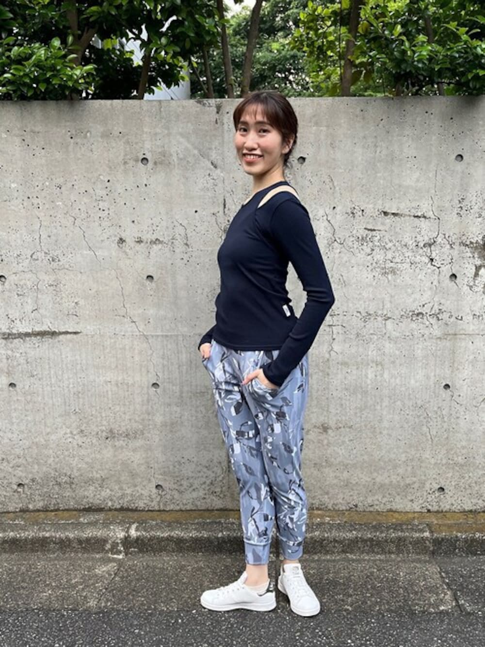 「julier、ジュリエ、Julier Yoga and Relax」｜「Julier Yoga and RelaxのJulier (定番)リブロングスリーブプルオーバー（Tシャツ/カットソー、ブルー系）」を使った、Julierさん（レディース・165cm）の冬コーディネートの1枚目の写真