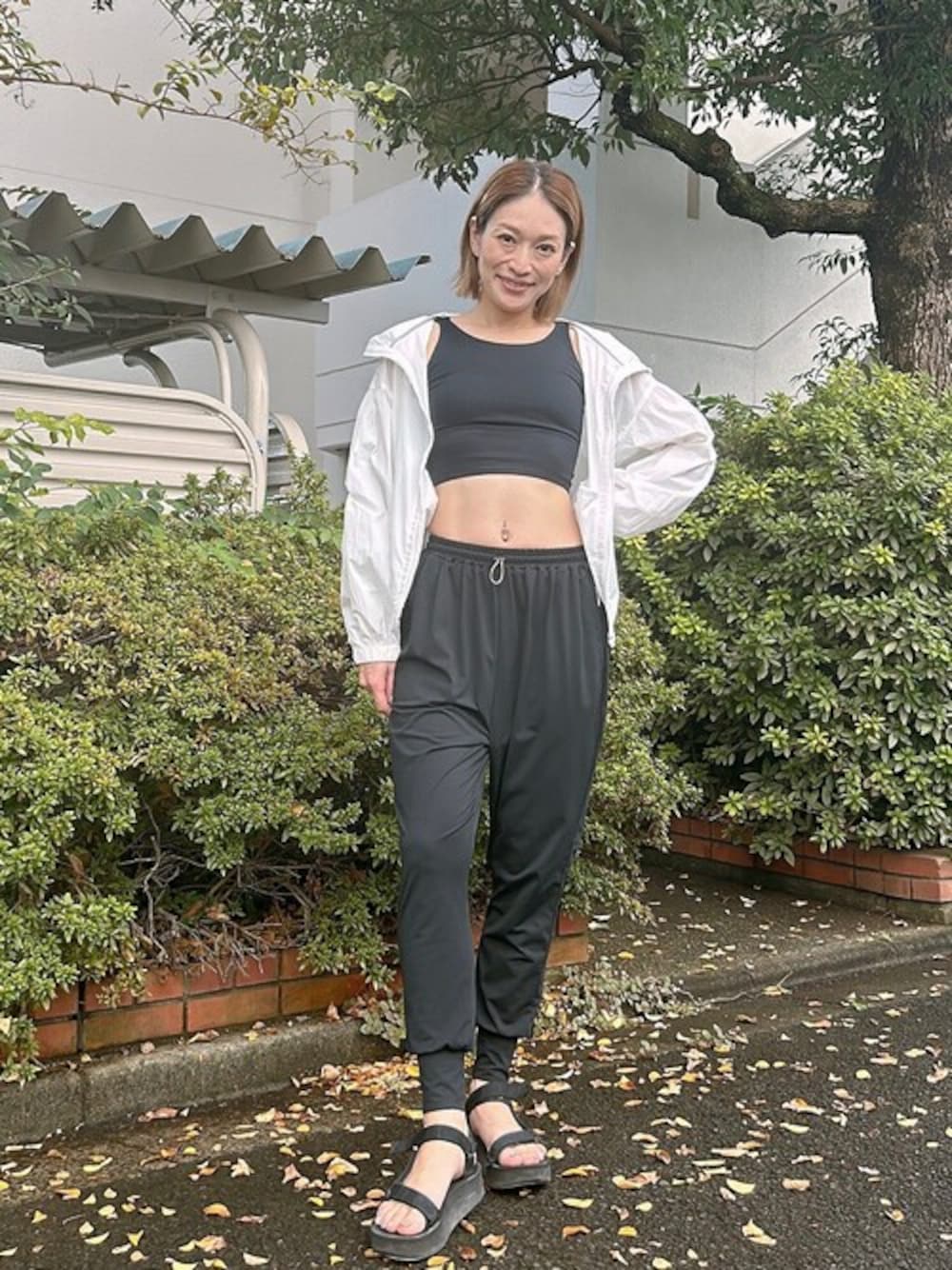 「julier、ジュリエ、Julier Yoga and Relax」｜「Julier Yoga and RelaxのJulier プレミアムフローショートトップス（その他トップス、ブラック系）」を使った、Julierさん（レディース・164cm）の春コーディネートの1枚目の写真