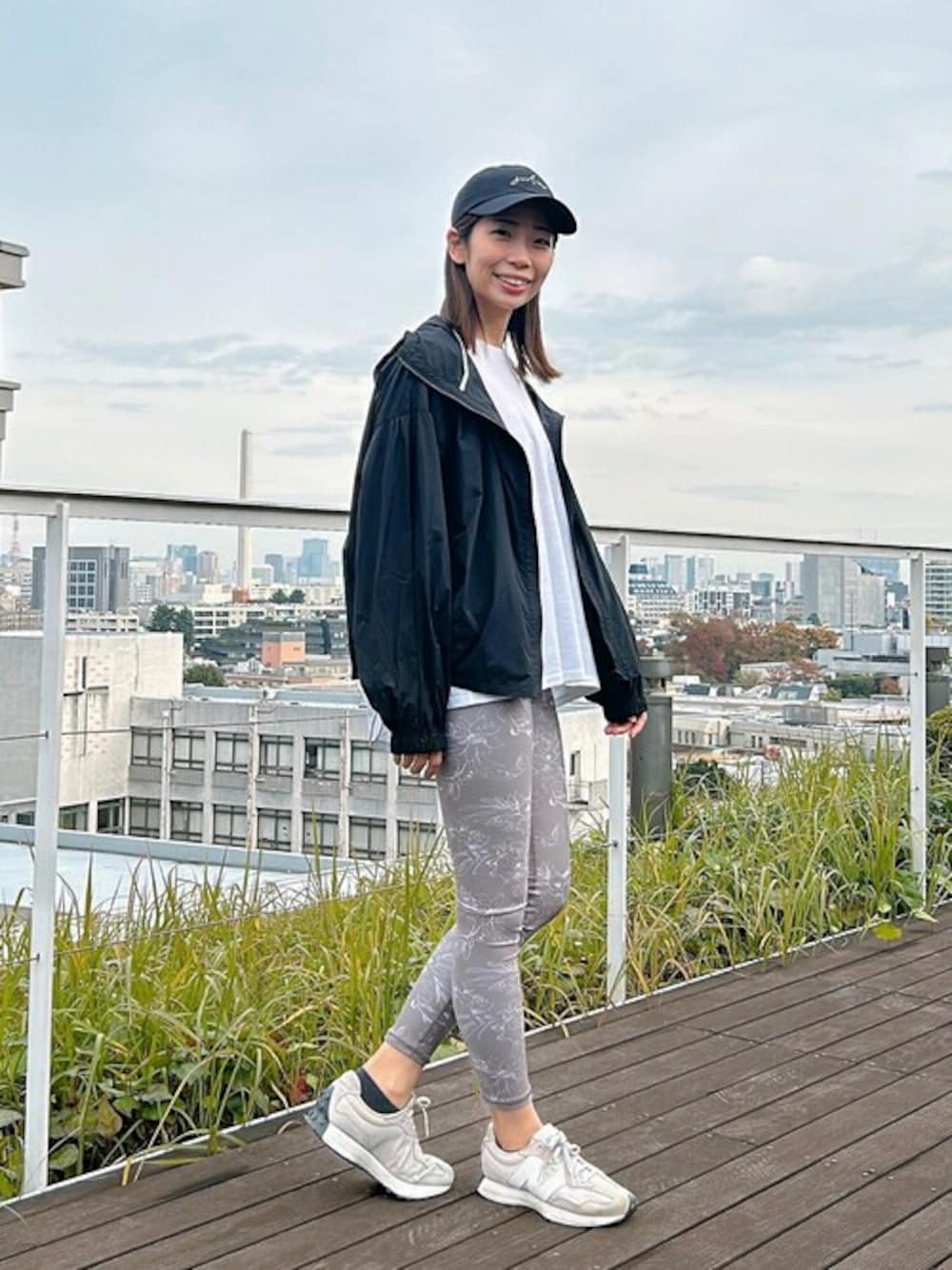 「julier、ジュリエ、Julier Yoga and Relax」｜「Julier Yoga and RelaxのJulier Line Flowerプリントスーパーハイレギンス（レギンス/スパッツ、ブラウン系）」を使った、Julierさん（レディース・162cm）の春コーディネートの1枚目の写真