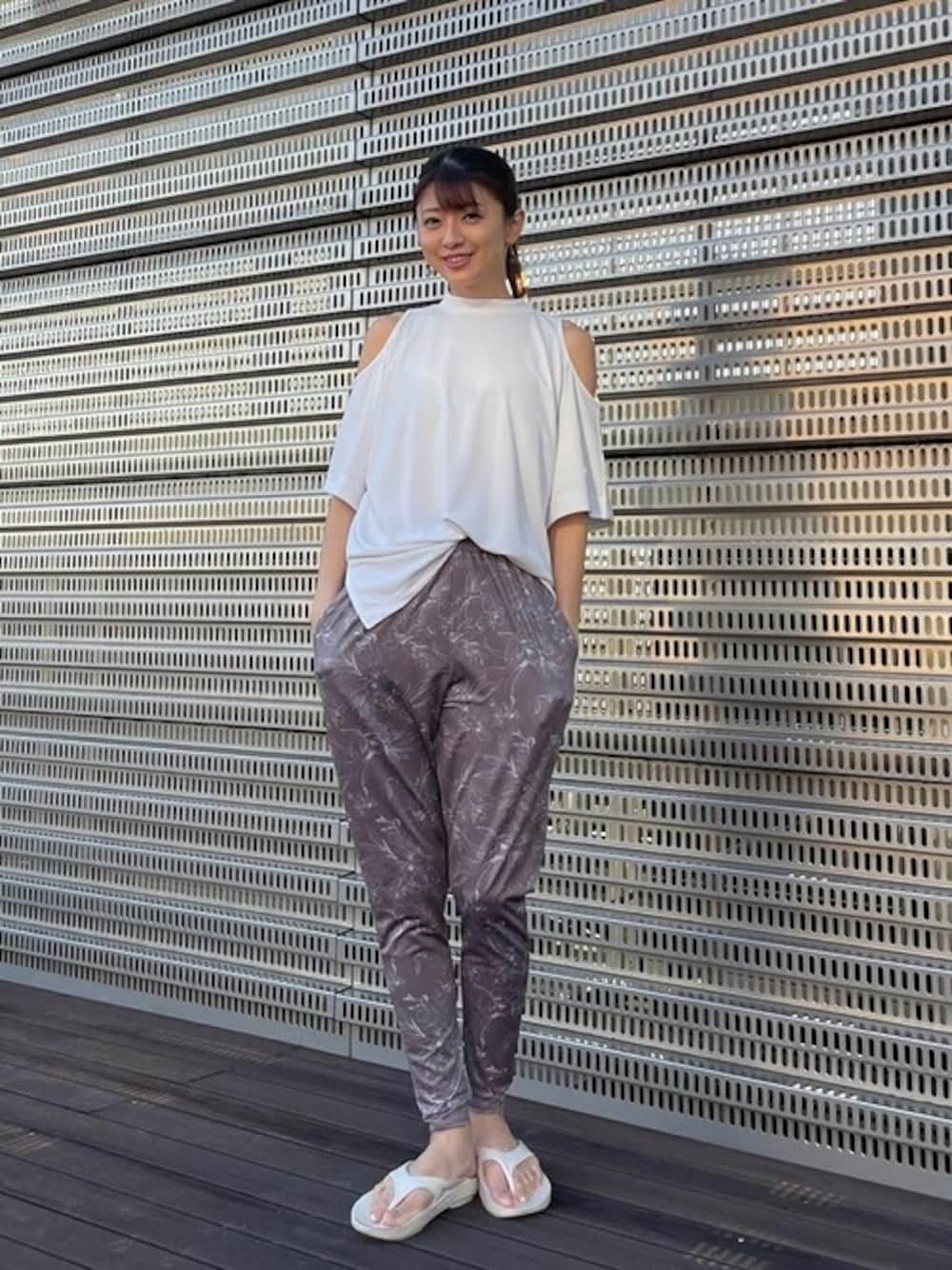 「julier、ジュリエ、Julier Yoga and Relax」｜「Julier Yoga and RelaxのJulier Line Flowerプリントギャザーパンツ（その他パンツ、ブラウン系）」を使った、Julierさん（レディース・168cm）の春コーディネートの1枚目の写真