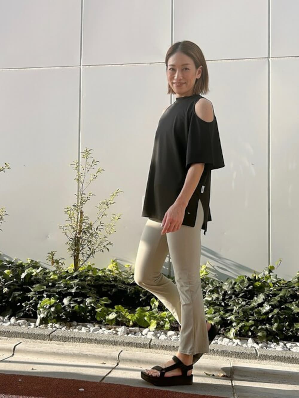 「julier、ジュリエ、Julier Yoga and Relax」｜「Julier Yoga and RelaxのJulier フロウスムースオープンショルダープルオーバー（Tシャツ/カットソー、ブラック系）」を使った、Julierさん（レディース・163cm）の春コーディネートの1枚目の写真