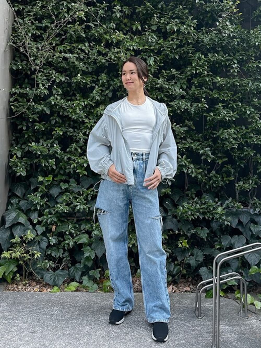 「julier、ジュリエ、Julier Yoga and Relax」｜「Julier Yoga and RelaxのJulier オールウェザーブルゾン（ブルゾン、ブルー系）」を使った、Julierさん（レディース・160cm）の春コーディネートの1枚目の写真