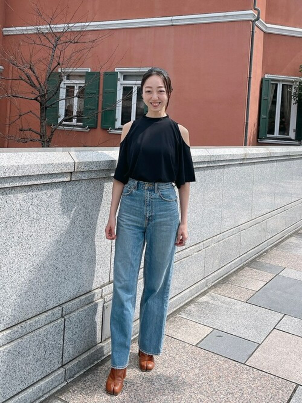 「julier、ジュリエ、Julier Yoga and Relax」｜「Julier Yoga and RelaxのJulier フロウスムースオープンショルダープルオーバー（Tシャツ/カットソー、ブラック系）」を使った、Julierさん（レディース・163cm）の春コーディネートの1枚目の写真