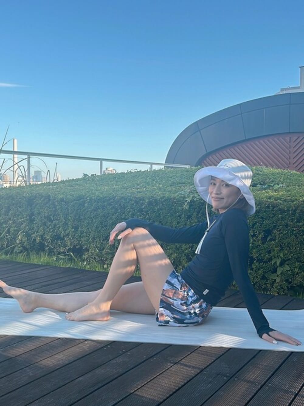 「julier、ジュリエ、Julier Yoga and Relax」｜「Julier Yoga and RelaxのJulier Ecocoロングスリーブプルオーバー（Tシャツ/カットソー、ブルー系）」を使った、Julierさん（レディース・164cm）の春コーディネートの1枚目の写真