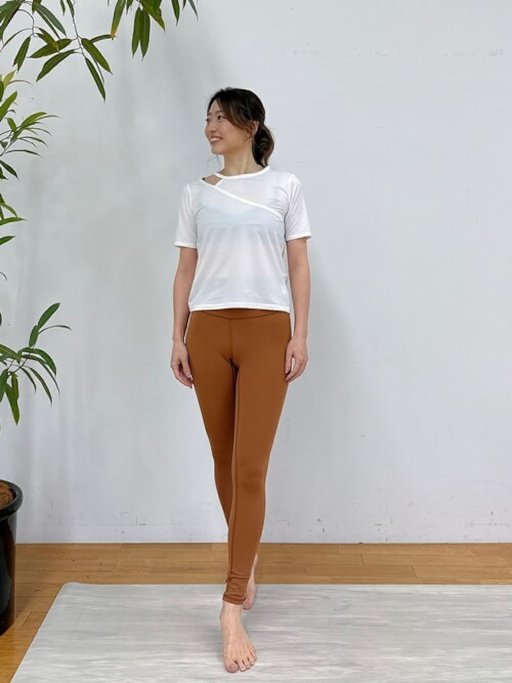 「レギンス、トップス、ピラティス、julier、半袖トップス、ヨガウエア、デイリーウエア、Julier Yoga and Relax、ワークアウトウエア、ホットヨガ対応」｜「Julier Yoga and RelaxのJulier ライトプライムデザイントップス（Tシャツ/カットソー、ホワイト系）」を使った、Julierさん（レディース・165cm）の夏コーディネートの1枚目の写真