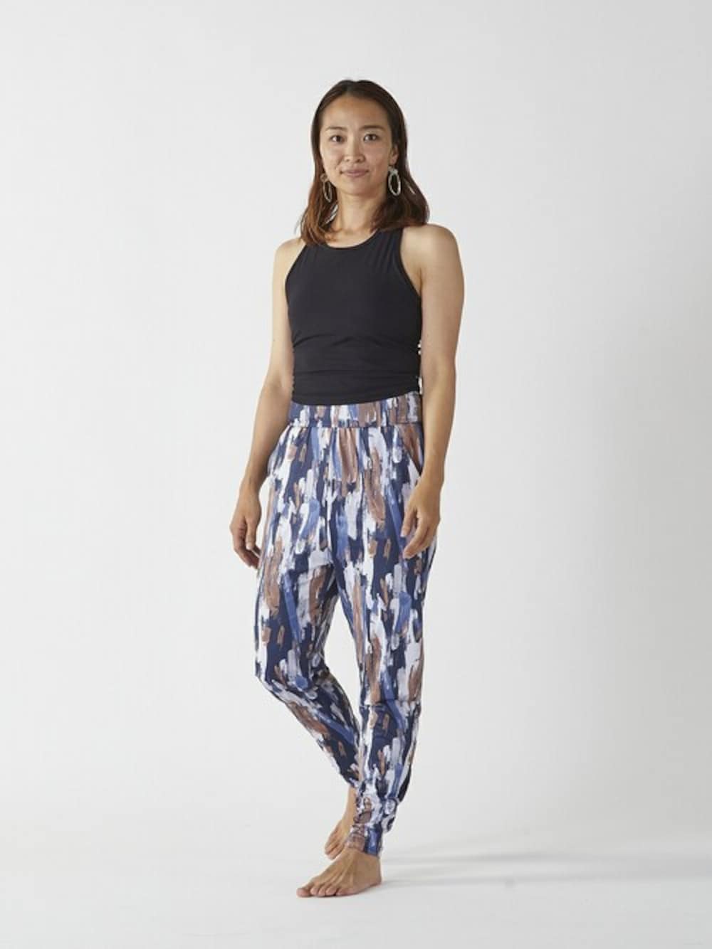 「レギンス、ヨガ、ワークアウト、ピラティス、julier、カップ付きタンクトップ、吸汗速乾、ジュリエ、Julier Yoga and Relax」｜「Julier Yoga and RelaxのJulier ソフトリブタンクトップ（タンクトップ、ブラック系）」を使った、Julierさん（レディース・164cm）の夏コーディネートの1枚目の写真