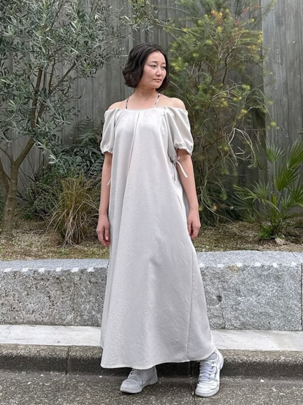 「ワンピース、デイリーカジュアル、旅行コーデ、julier、ジュリエ、Julier Yoga and Relax」｜「Julier Yoga and RelaxのJulier ドライリネンオフショル2WAYワンピース（ワンピース、ベージュ系）」を使った、Julierさん（レディース・161cm）の夏コーディネートの1枚目の写真
