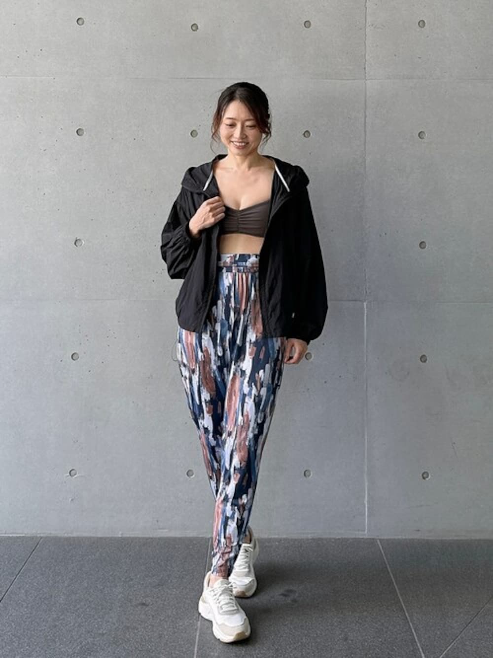 グレー系のその他トップス、ブラック系のブルゾン、ブルー系のその他パンツを着用したレディースの夏コーディネートの1枚目の写真