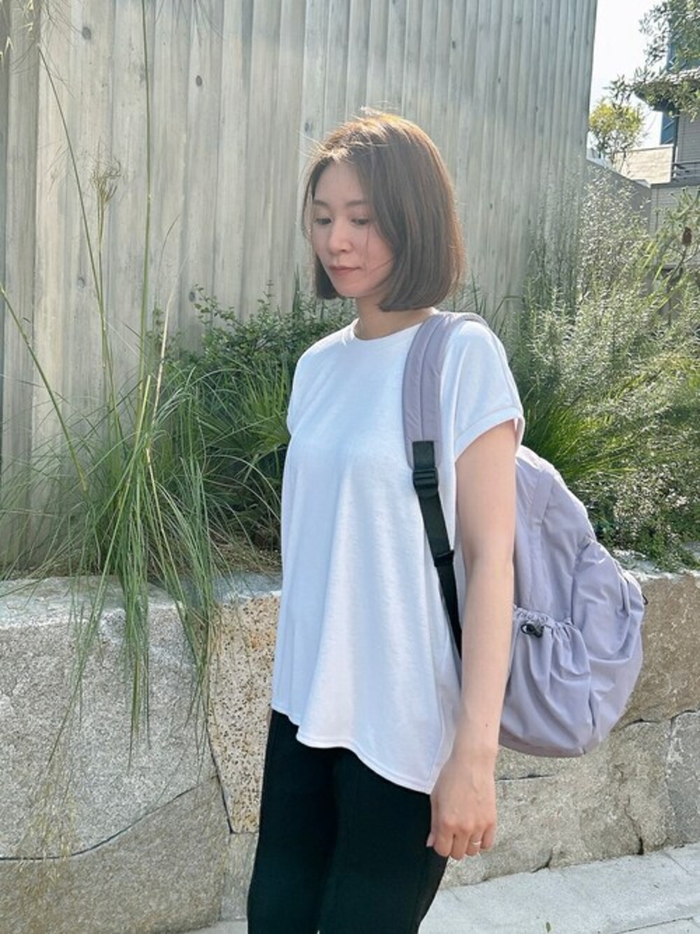 ホワイト系のTシャツ/カットソー、パープル系のバックパック/リュックを着用したレディースの秋コーディネートの1枚目の写真