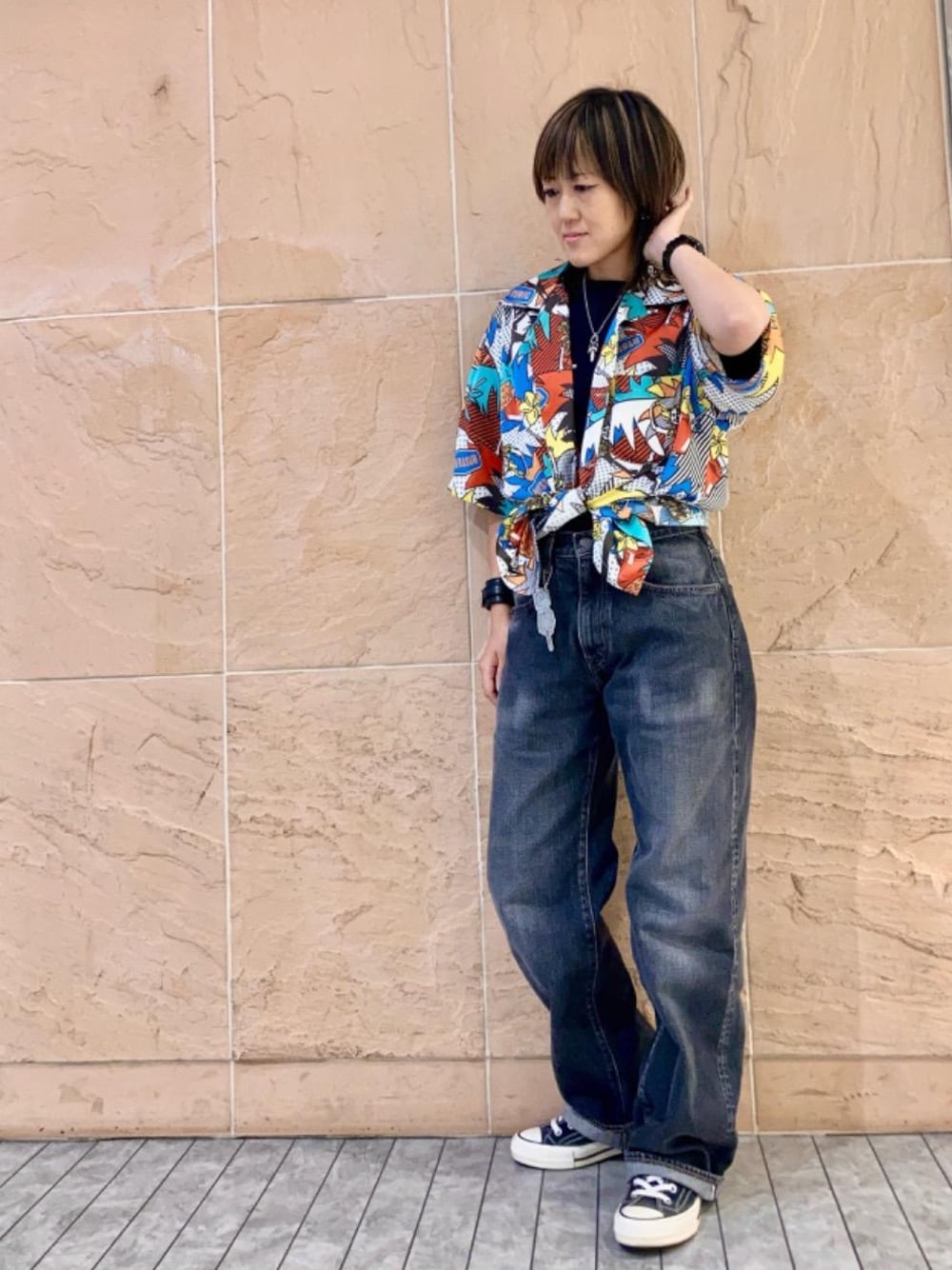 「スニーカー、デニム、ブラック、総柄、ラフコーデ、ヒステリックグラマー、ルーズストレート、HYSTERIC GLAMOUR、夏コーデ、シャツ 」｜「HYSTERIC GLAMOURのサイドジップ ハイカットスニーカー（スニーカー、ブラック系）」を使った、Yukaさん（レディース・155cm）の春コーディネートの1枚目の写真