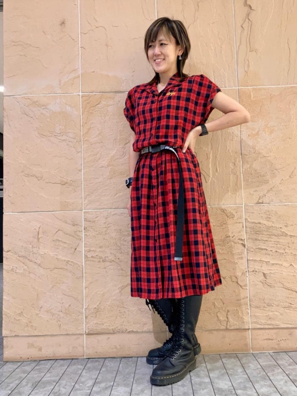 「チェック、刺繍、赤、ベルト、春コーデ、ラフコーデ、ヒステリックグラマー、HYSTERIC GLAMOUR、ワンピ―ス」｜「HYSTERIC GLAMOURのロゴジャガード テープベルト（ベルト、ブラック系）」を使った、Yukaさん（レディース・155cm）の春コーディネートの1枚目の写真