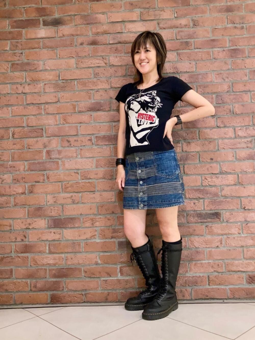 「デニム、アメカジ、Tシャツ、ヒステリックグラマー、チビT、HYSTERIC GLAMOUR、スカート 」｜「HYSTERIC GLAMOURのスクラッチAラインデニムミニスカート（デニムスカート、ブルー系）」を使った、Yukaさん（レディース・155cm）の春コーディネートの1枚目の写真