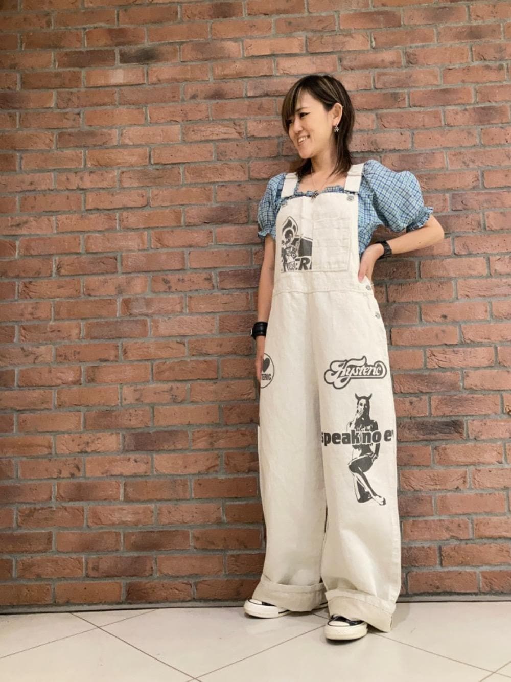 「チェック、スニーカー、ブラウス、オーバーオール、白、ラフコーデ、ヒステリックグラマー、HYSTERIC GLAMOUR」｜「HYSTERIC GLAMOURのサイドジップ ハイカットスニーカー（スニーカー、ブラック系）」を使った、Yukaさん（レディース・155cm）の春コーディネートの1枚目の写真