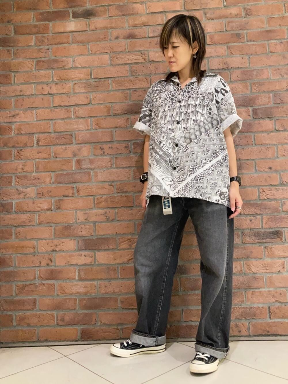 「スニーカー、デニム、総柄、ヒステリックグラマー、ルーズストレート、HYSTERIC GLAMOUR、シャツ 」｜「HYSTERIC GLAMOURのサイドジップ ハイカットスニーカー（スニーカー、ブラック系）」を使った、Yukaさん（レディース・155cm）の春コーディネートの1枚目の写真