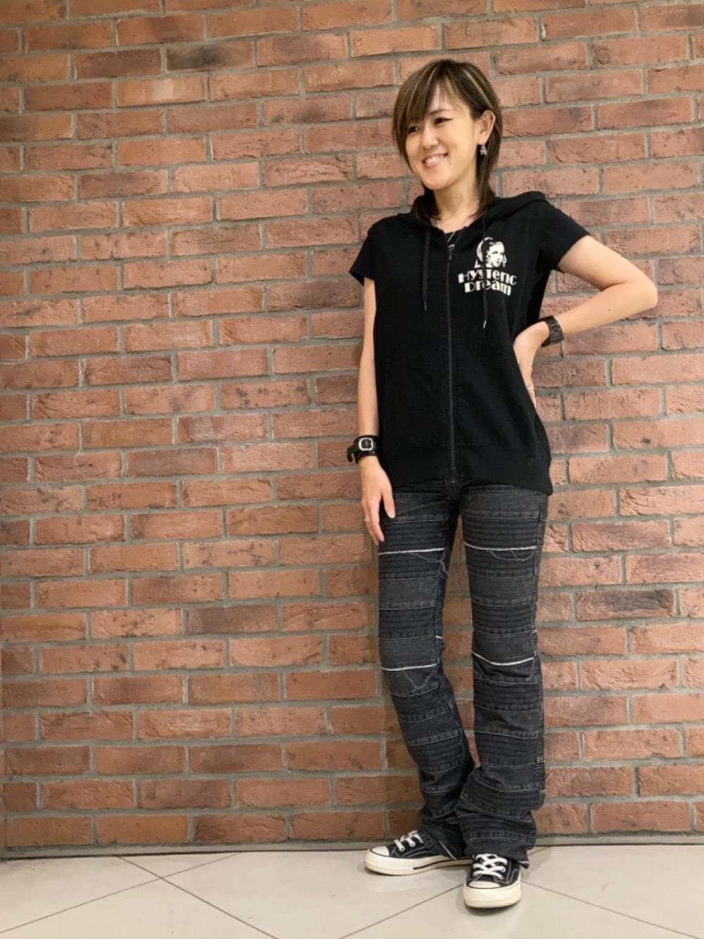 「スニーカー、デニム、ブラック、アメカジ、Tシャツ、フレアパンツ、ヒステリックグラマー、スクラッチ、HYSTERIC GLAMOUR」｜「HYSTERIC GLAMOURのスクラッチフレアデニムパンツ（デニムパンツ、ブラック系）」を使った、Yukaさん（レディース・155cm）の春コーディネートの1枚目の写真