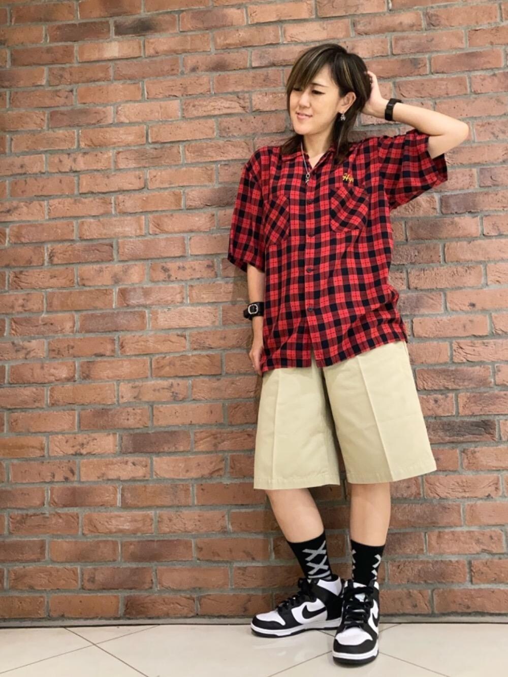 「チェック、アメカジ、ベージュ、ショートパンツ、レッド、ヒステリックグラマー、オープンカラー、HYSTERIC GLAMOUR、夏コーデ、シャツ 」｜「HYSTERIC GLAMOURのKINKY HYSTERIC刺繍 オープンカラーシャツ（シャツ/ブラウス、レッド系）」を使った、Yukaさん（レディース・155cm）の夏コーディネートの1枚目の写真