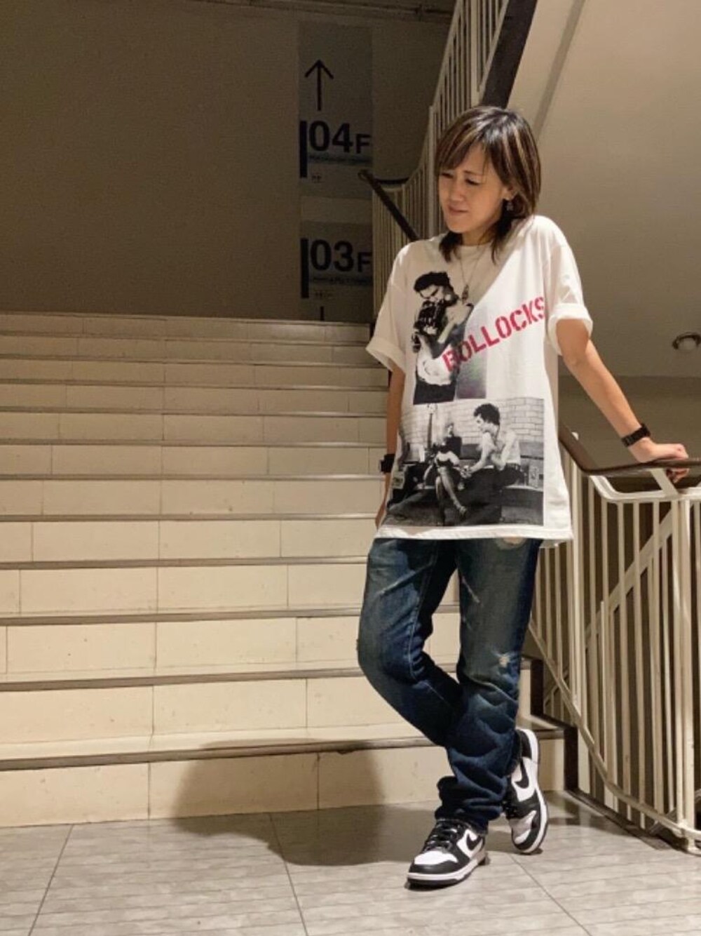 「デニム、ロック、コラボ、Tシャツ、ラフコーデ、ヒステリックグラマー、スリムストレート、HYSTERIC GLAMOUR、夏コーデ」｜「HYSTERIC GLAMOURのDENNIS MORRIS/SID AND NANCY Tシャツ（Tシャツ/カットソー、ホワイト系）」を使った、Yukaさん（レディース・155cm）の夏コーディネートの1枚目の写真