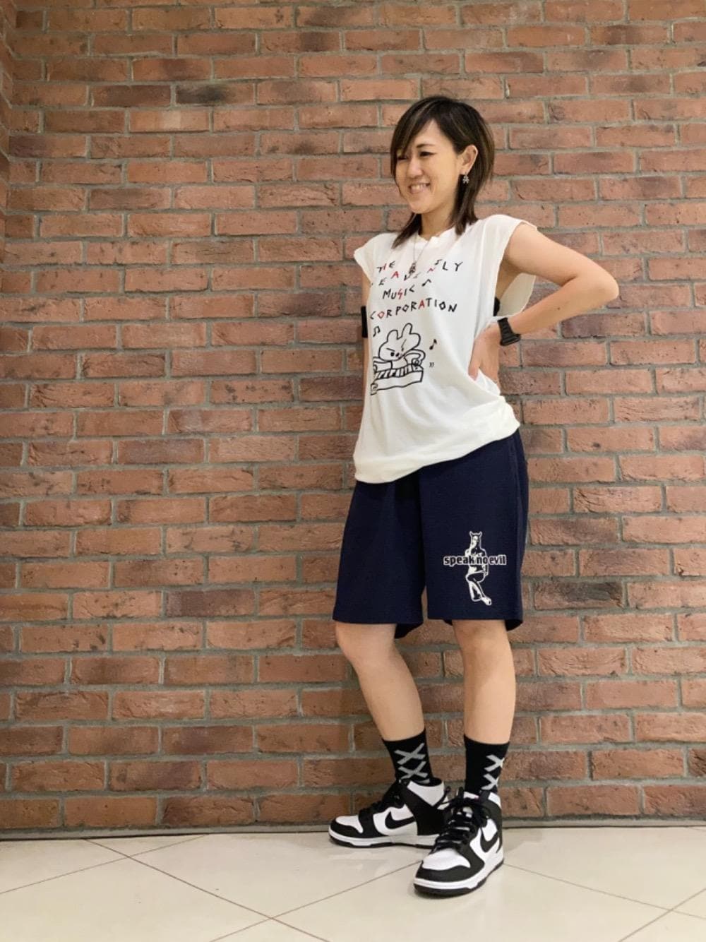 「ホワイト、ネイビー、くま、ショーツ、ノースリーブ、ラフコーデ、ヒステリックグラマー、HYSTERIC GLAMOUR、夏コーデ」｜「HYSTERIC GLAMOURのSPEAK NO EVIL ショーツ（その他パンツ、ブルー系）」を使った、Yukaさん（レディース・155cm）の夏コーディネートの1枚目の写真