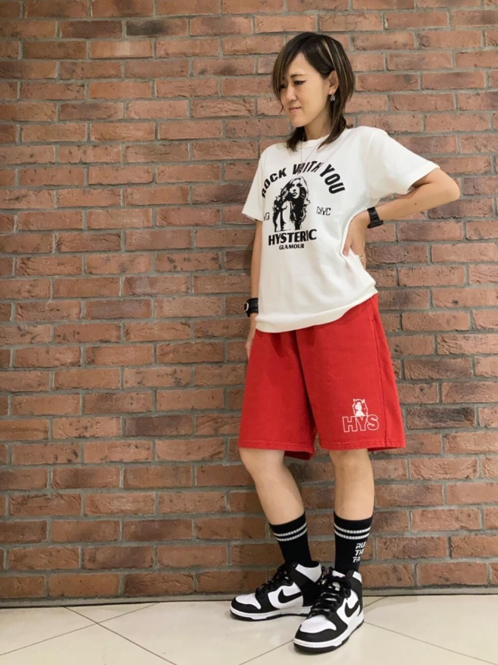 「Tシャツ、ストリート、ショーツ、ラフコーデ、ヒステリックグラマー、スムース、HYSTERIC GLAMOUR、夏コーデ」｜「HYSTERIC GLAMOURのROCK W YOU Tシャツ（Tシャツ/カットソー、ホワイト系）」を使った、Yukaさん（レディース・155cm）の夏コーディネートの1枚目の写真