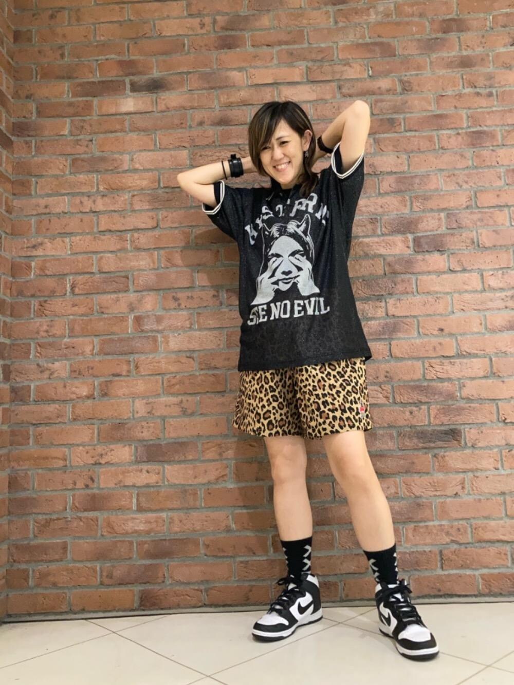 「レオパード、ストリート、ショーツ、ポロシャツ、ラフコーデ、ヒステリックグラマー、HYSTERIC GLAMOUR、夏コーデ」｜「HYSTERIC GLAMOURのSEE NO EVILメッシュ ポロシャツ（ポロシャツ、ブラック系）」を使った、Yukaさん（レディース・155cm）の夏コーディネートの1枚目の写真