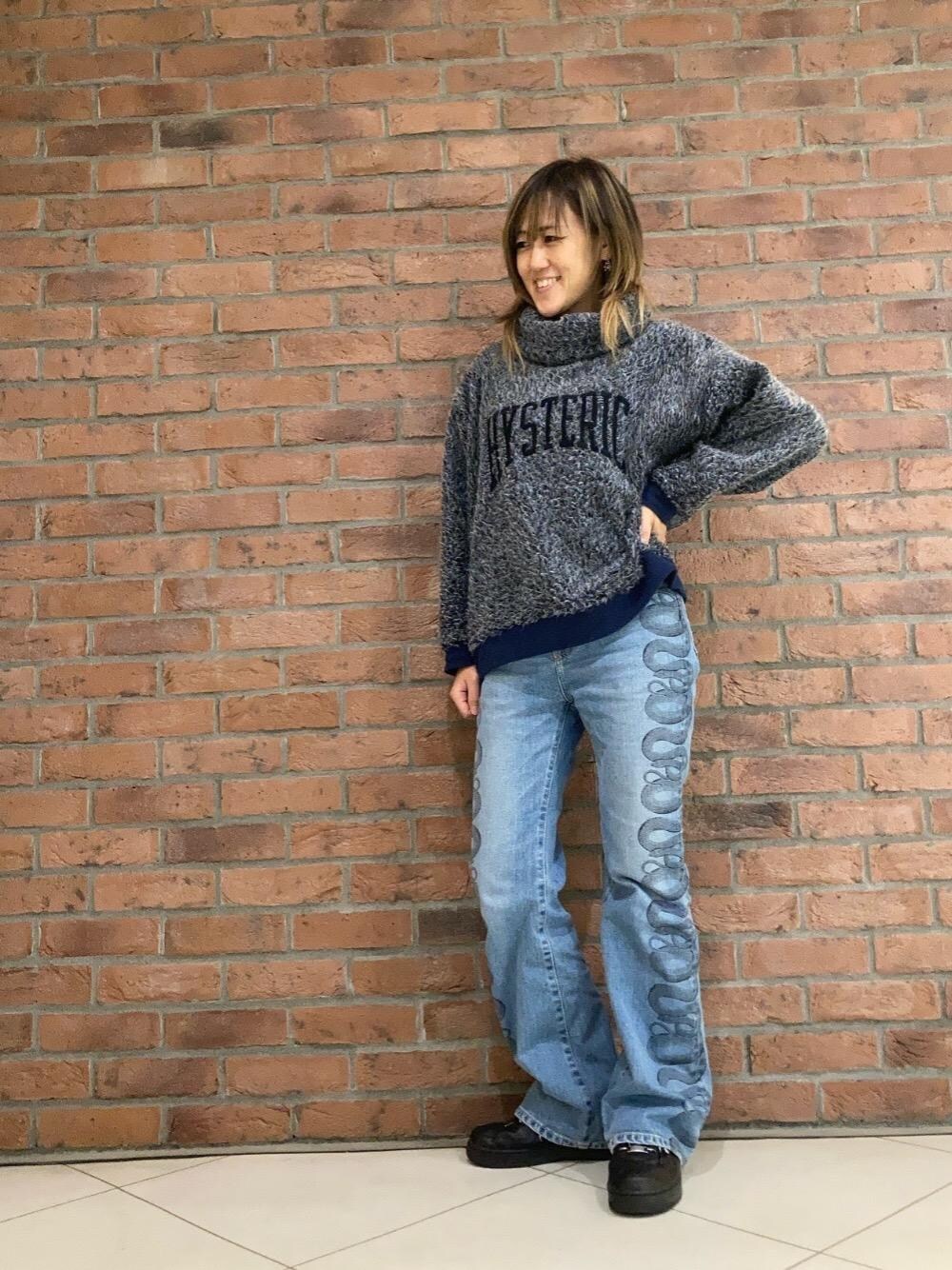 「デニム、ブルー、フレアパンツ、ラフコーデ、ヒステリックグラマー、スネーク、秋コーデ、オフタートルネック、HYSTERIC GLAMOUR」｜「HYSTERIC GLAMOURのSNAKE LOOP柄デニムフレアパンツ（デニムパンツ、ブルー系）」を使った、Yukaさん（レディース・155cm）の冬コーディネートの1枚目の写真