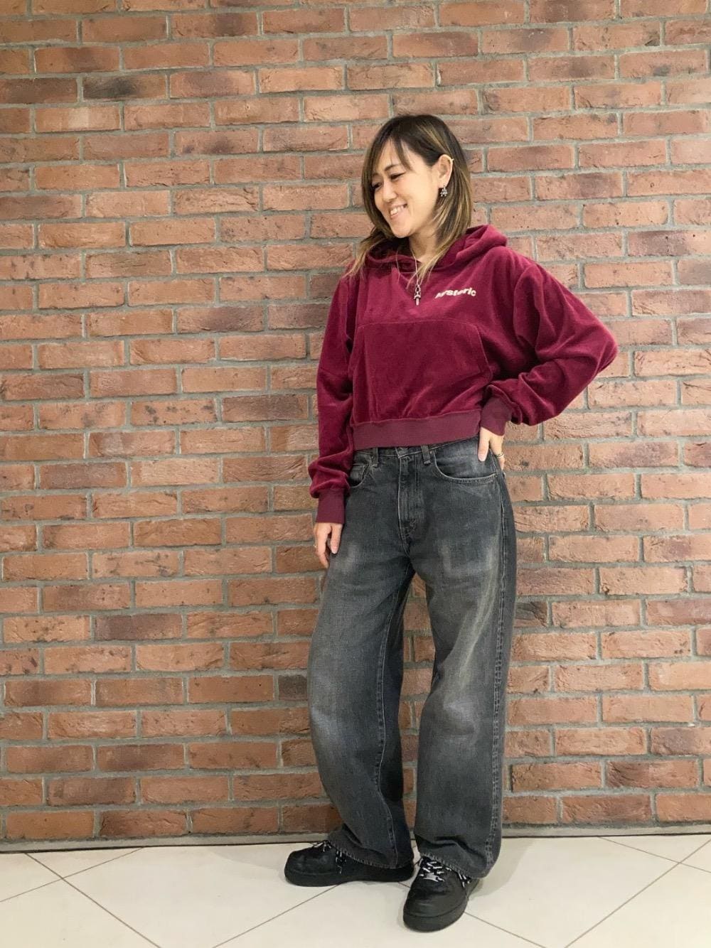 「デニム、コラボ、パーカー、ベロア、ラフコーデ、ヒステリックグラマー、ストレート、HIYADAM、HYSTERIC GLAMOUR」｜「HYSTERIC GLAMOURのルーズストレートデニムパンツ（デニムパンツ、ブラック系）」を使った、Yukaさん（レディース・155cm）の冬コーディネートの1枚目の写真