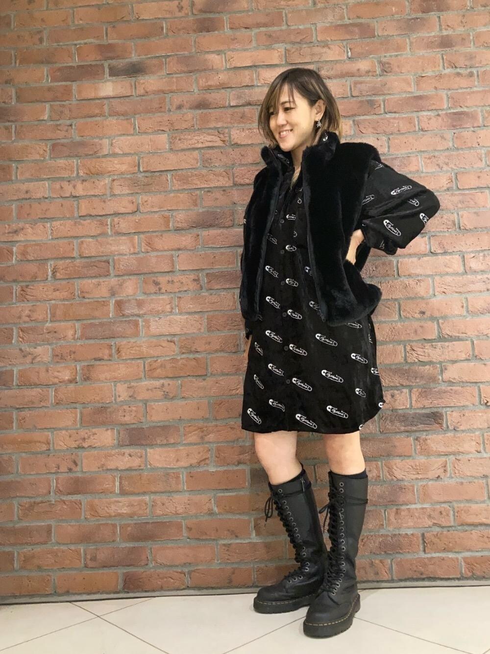 「ファー、ブラック、刺繍、ベスト、リバーシブル、ヒステリックグラマー、HYSTERIC GLAMOUR、シャツ 、ワンピ―ス」｜「HYSTERIC GLAMOURのHYSTERIC INC リバーシブルファーベスト（ベスト、ブラック系）」を使った、Yukaさん（レディース・155cm）の冬コーディネートの1枚目の写真