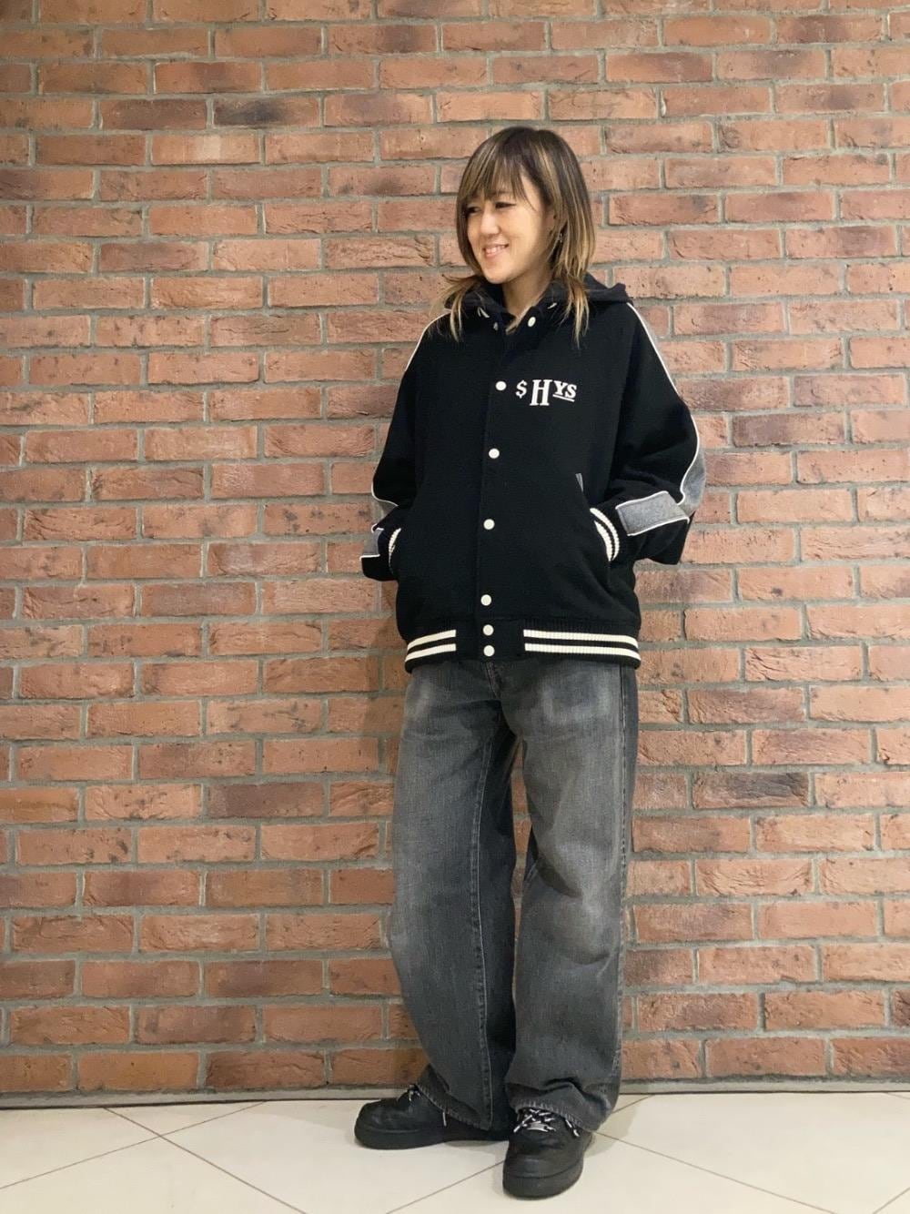 「デニム、スタジャン、ブラック、アメカジ、刺繍、ヒステリックグラマー、ストレート、HYSTERIC GLAMOUR、ジャケット 」｜「HYSTERIC GLAMOURのルーズストレートデニムパンツ（デニムパンツ、ブラック系）」を使った、Yukaさん（レディース・155cm）の冬コーディネートの1枚目の写真