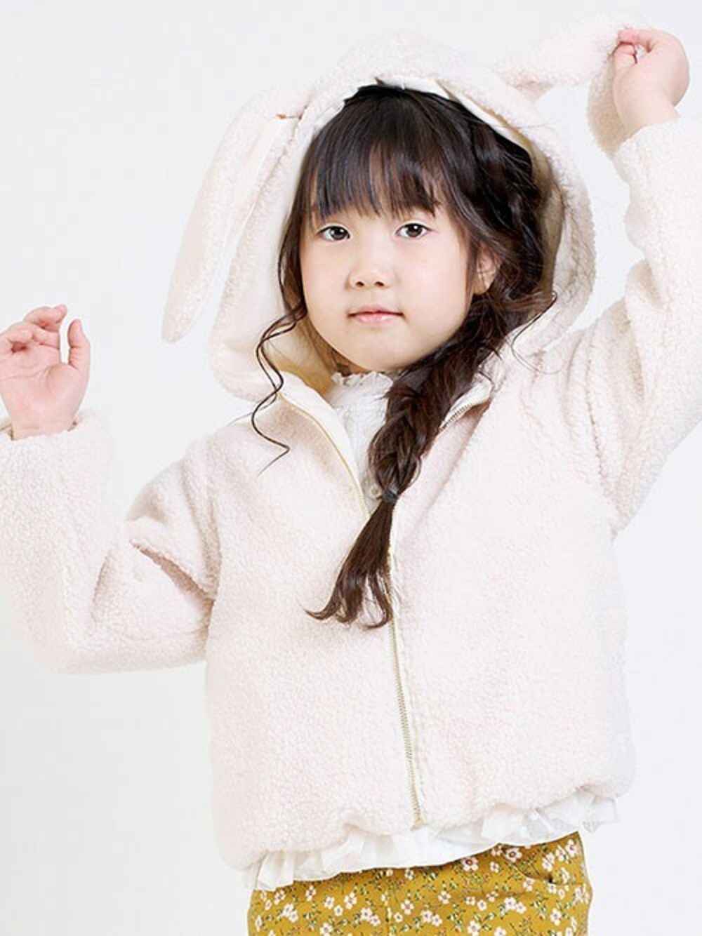 「ボア、うさぎ、秋服、女の子、かわいい、女の子コーデ、ボアパーカー、秋コーデ、うさ耳、Lapochebiscuit」｜「la poche biscuitのフラワーレース切り替えブラウス（シャツ/ブラウス、ホワイト系）」を使った、DIL baby&kids shopさん（キッズ・112cm）の秋コーディネートの1枚目の写真