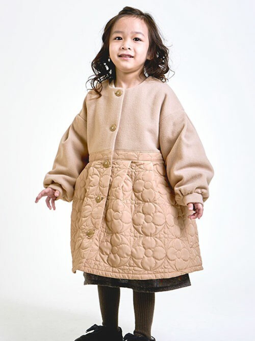 「ワンピース、キルティング、キルティングコート、秋服、女の子、さくらんぼ、かわいい、女の子コーデ、ワンピコート、Lapochebiscuit」｜「la poche biscuitのメルトンキルト切り替えワンピコート（その他アウター、ベージュ系）」を使った、DIL baby&kids shopさん（キッズ・105cm）の秋コーディネートの1枚目の写真