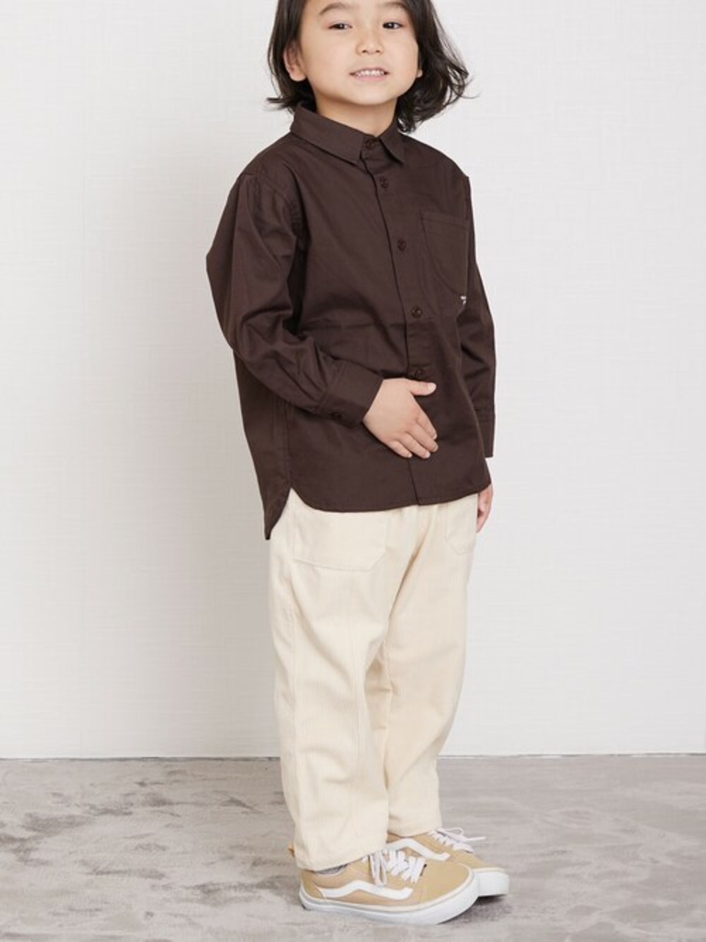 「子供服、キッズコーデ、シンプルコーデ、シンプルスタイル、男の子コーデ、kidsfashion、DILASH、秋冬コーデ、男の子ママ、ディラッシュ」｜「DILASHのデニム、ブロードシャツ（シャツ/ブラウス、グレー系）」を使った、DIL baby&kids shopさん（キッズ・110cm）の冬コーディネートの1枚目の写真