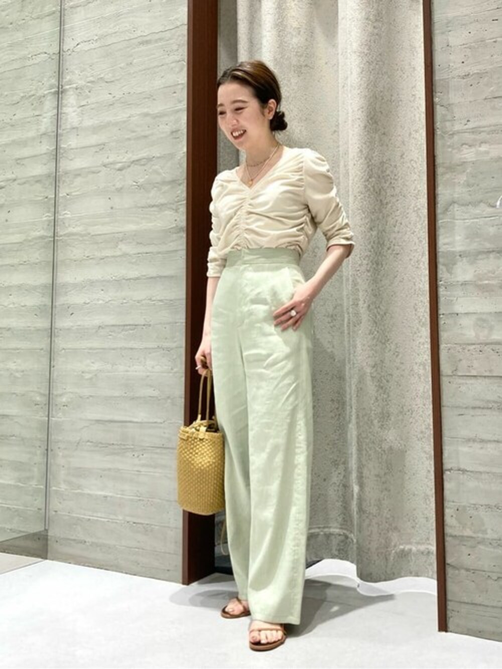 グリーン系のその他パンツ、ベージュ系のTシャツ/カットソーを着用したレディースの春コーディネートの1枚目の写真