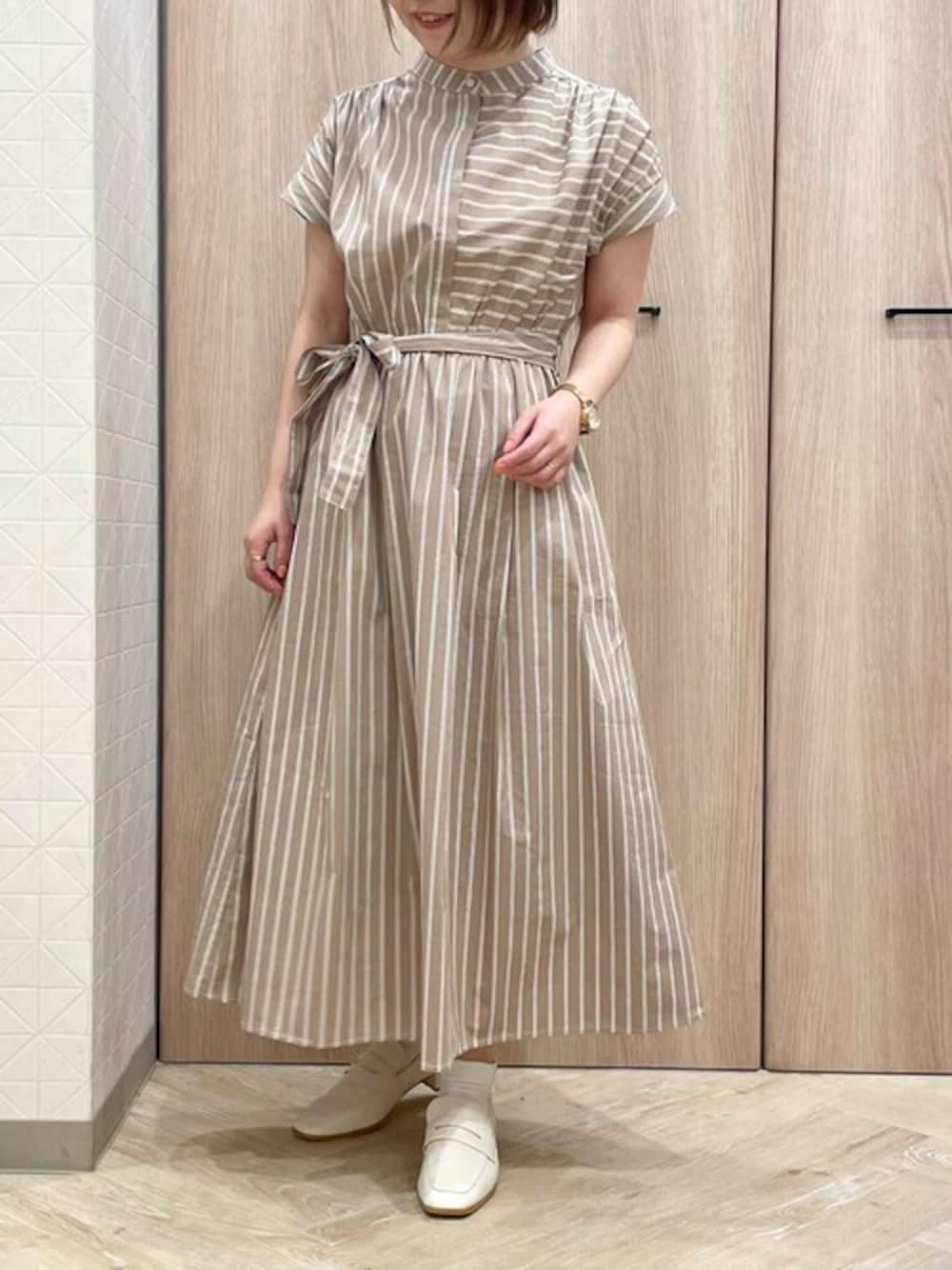 「大人カジュアル、大人コーデ、シャツワンピ、きれいめカジュアル、大人女子、シャツスタイル、オフィスカジュアル、大人ガーリー、オトナカジュアル、オトナ女子」｜「ELVENCE DEUXのキリカエストライプＯＰ（シャツワンピース、ブラウン系）」を使った、ELVENCE DEUXさん（レディース・150cm）の春コーディネートの1枚目の写真
