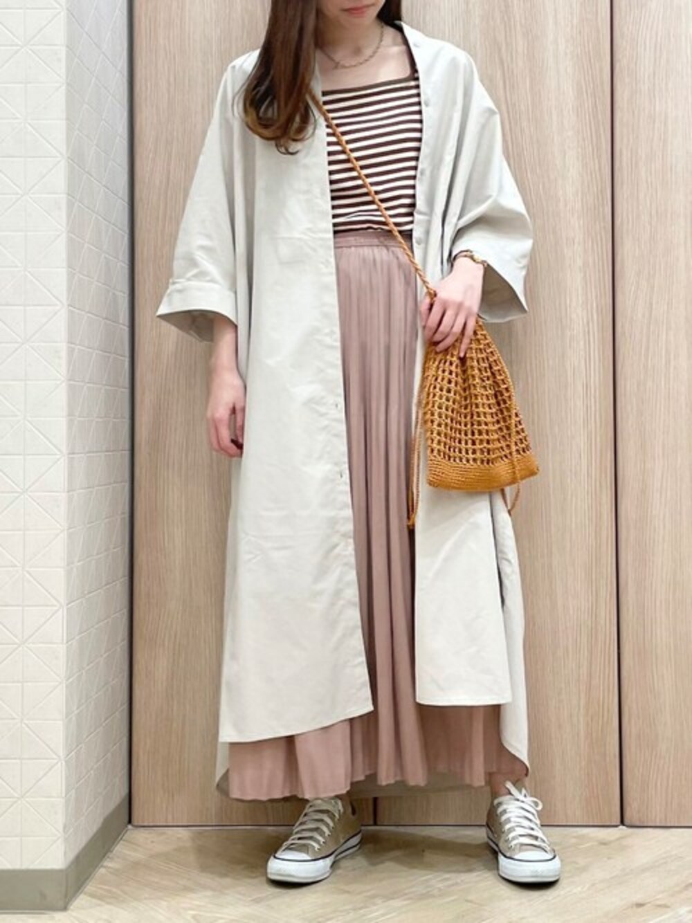 「ビッグシルエット、カジュアル、大人カジュアル、シャツワンピ、大人女子、ロングワンピース、シャツスタイル、春夏コーデ、カジュアルコーデ、大人ガーリー」｜「ELVENCE DEUXのドルマンシャツＯＰ（シャツワンピース、ベージュ系）」を使った、ELVENCE DEUXさん（レディース・155cm）の春コーディネートの1枚目の写真