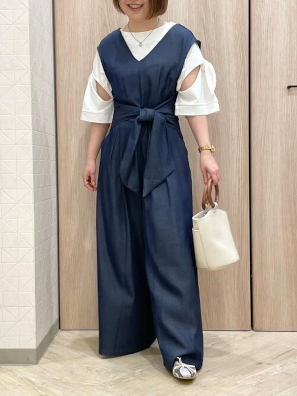 「サロペット、大人カジュアル、休日スタイル、コンビネゾン、大人女子、春夏コーデ、大人かわいい、デザイントップス、袖リボン、オトナ女子」｜「ELVENCE DEUXのソデリボン２WAYPO（Tシャツ/カットソー、ホワイト系）」を使った、ELVENCE DEUXさん（レディース・150cm）の春コーディネートの1枚目の写真
