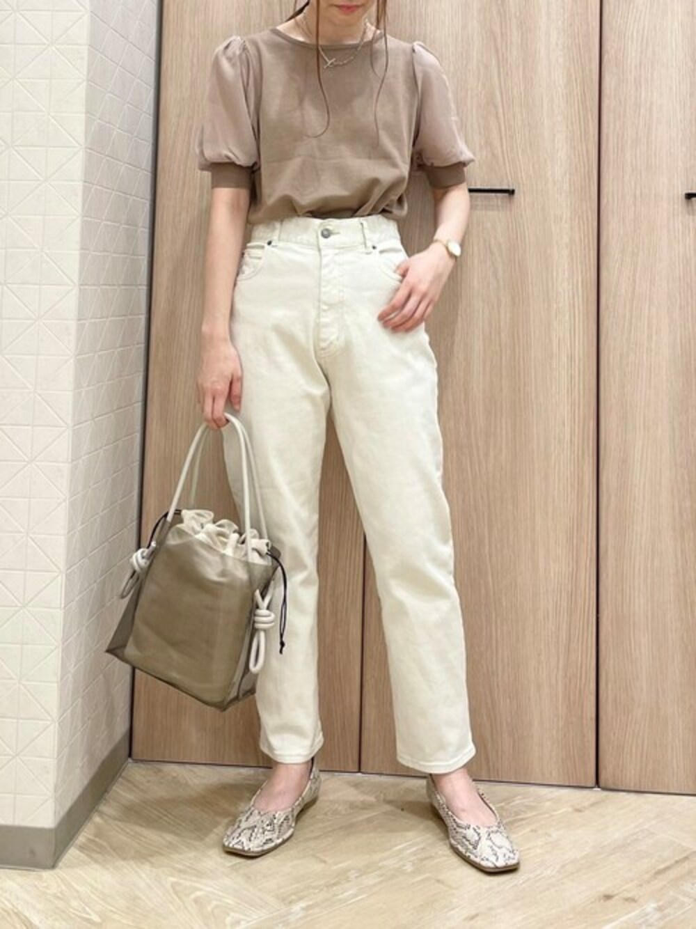 「大人カジュアル、休日スタイル、大人コーデ、白パンツ、きれいめカジュアル、パンツスタイル、春夏コーデ、オフィスカジュアル、デザイントップス、袖シフォン」｜「ELVENCE DEUXのソデシフォンニットPO（ニット/セーター、ブラウン系）」を使った、ELVENCE DEUXさん（レディース・155cm）の春コーディネートの1枚目の写真