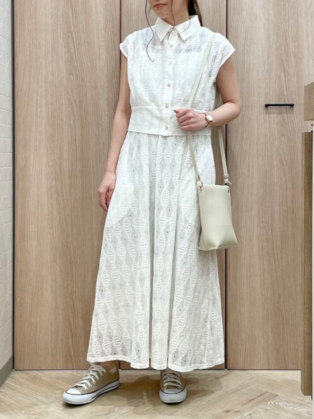 「セットアップ、ワントーンコーデ、ナチュラル、大人カジュアル、休日スタイル、結婚式、休日コーデ、きれいめカジュアル、春夏コーデ、オフィスカジュアル」｜「ELVENCE DEUXのキカレースワンピE/S（ワンピース、ホワイト系）」を使った、ELVENCE DEUXさん（レディース・155cm）の春コーディネートの1枚目の写真