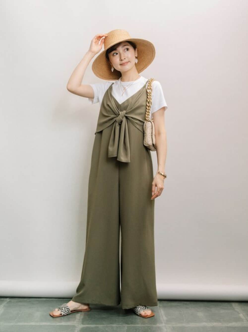 「リボン、大人カジュアル、コンビネゾン、きれいめカジュアル、春コーデ、春夏コーデ、夏コーデ、カジュアルコーデ、白Tシャツ、オトナカジュアル」｜「ELVENCE DEUXのリボンコンビネゾン（つなぎ/オールインワン、グリーン系）」を使った、ELVENCE DEUXさん（レディース・160cm）の春コーディネートの1枚目の写真