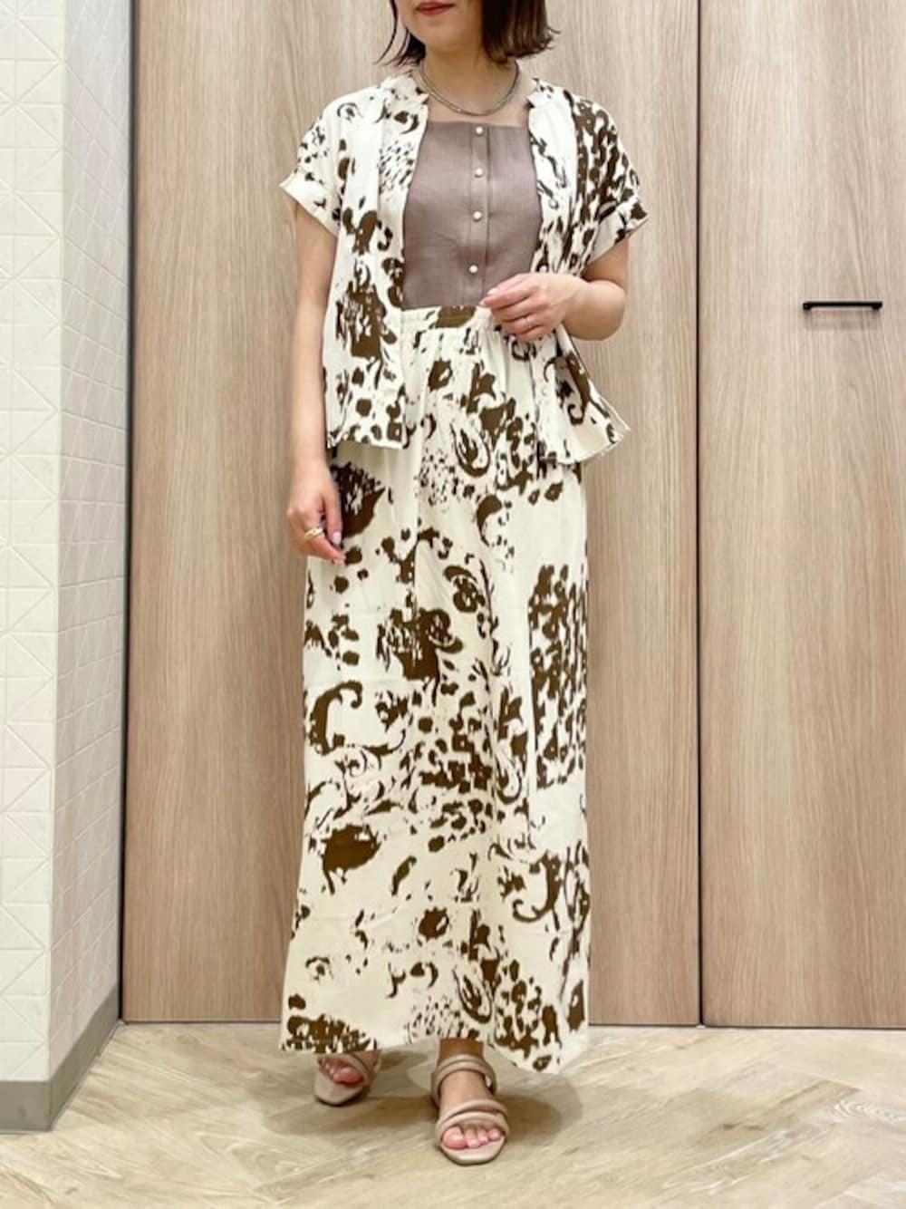 「タイトスカート、セットアップ、カジュアル、柄シャツ、大人カジュアル、大人コーデ、きれいめカジュアル、大人女子、大人ガーリー、ニュアンスカラー」｜「ELVENCE DEUXのニュアンスガラショートSH（シャツ/ブラウス、ブラウン系）」を使った、ELVENCE DEUXさん（レディース・150cm）の夏コーディネートの1枚目の写真