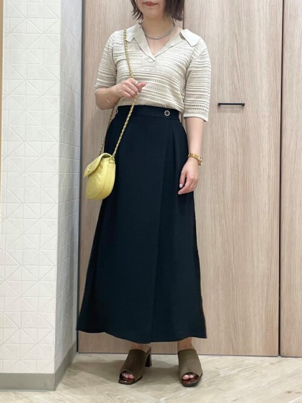 「大人カジュアル、休日スタイル、ワイドパンツ、大人コーデ、タックイン、ポロシャツ、きれいめカジュアル、オフィスカジュアル、スカンツ、スカーチョ」｜「ELVENCE DEUXのタックスカシカイキンニット（ニット/セーター、ベージュ系）」を使った、ELVENCE DEUXさん（レディース・150cm）の夏コーディネートの1枚目の写真
