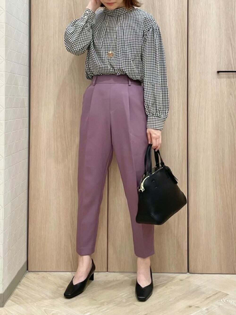 「テーパードパンツ、カラーパンツ、千鳥柄、大人カジュアル、ビジネススタイル、きれいめカジュアル、オフィススタイル、オフィスカジュアル、ビジネスカジュアル、秋服準備はじめました」｜「ELVENCE DEUXのチドリボリュームＳＢＬ（シャツ/ブラウス、ブラック系）」を使った、ELVENCE DEUXさん（レディース・155cm）の秋コーディネートの1枚目の写真