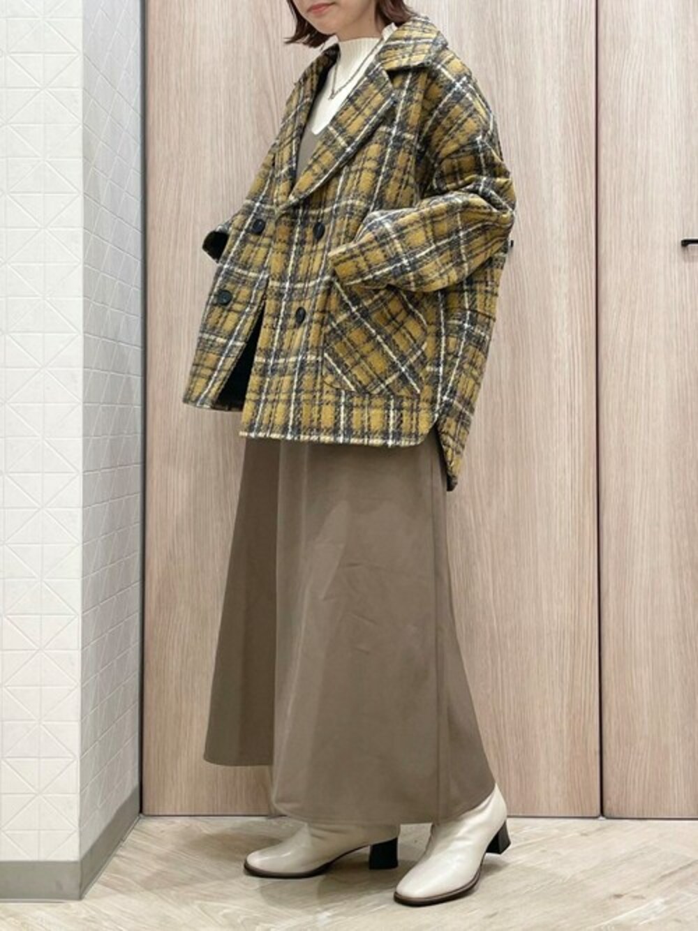 「チェック、カジュアル、ジャンスカ、大人カジュアル、休日スタイル、ジャンパースカート、きれいめカジュアル、チェックジャケット、カジュアルコーデ、秋冬コーデ」｜「ELVENCE DEUXのパールボタンジャンスカ（ジャンパースカート、ブラウン系）」を使った、ELVENCE DEUXさん（レディース・155cm）の秋コーディネートの1枚目の写真
