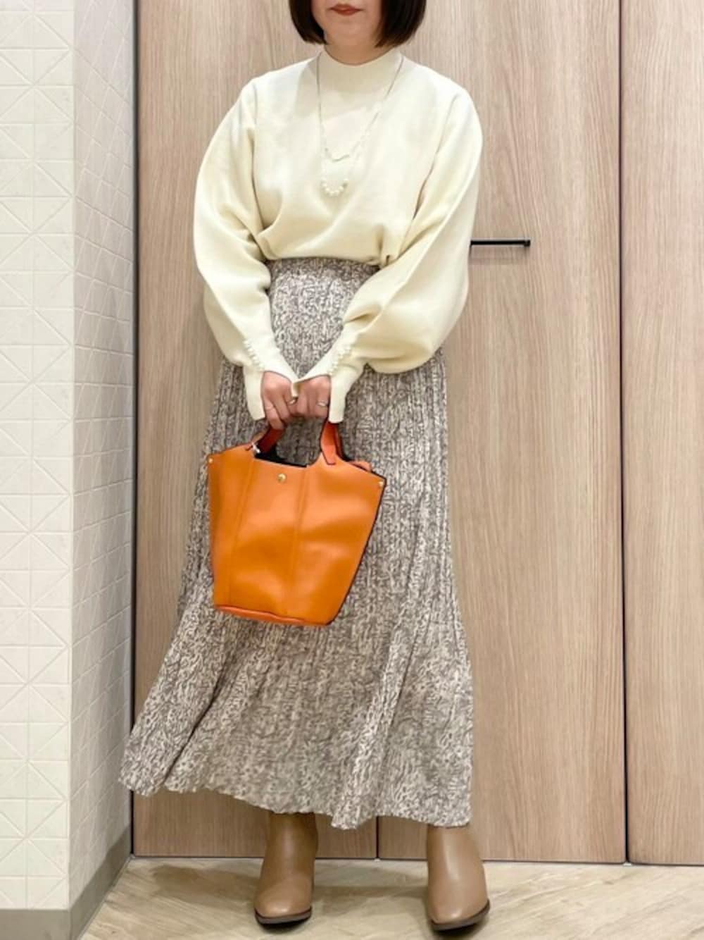 「ニット、冬コーデ、大人カジュアル、休日スタイル、きれいめカジュアル、大人女子、プリントスカート、シフォンスカート、大人ガーリー、袖ボリューム」｜「ELVENCE DEUXのアニマルプリーツSK（スカート、ベージュ系）」を使った、ELVENCE DEUXさん（レディース・150cm）の冬コーディネートの1枚目の写真