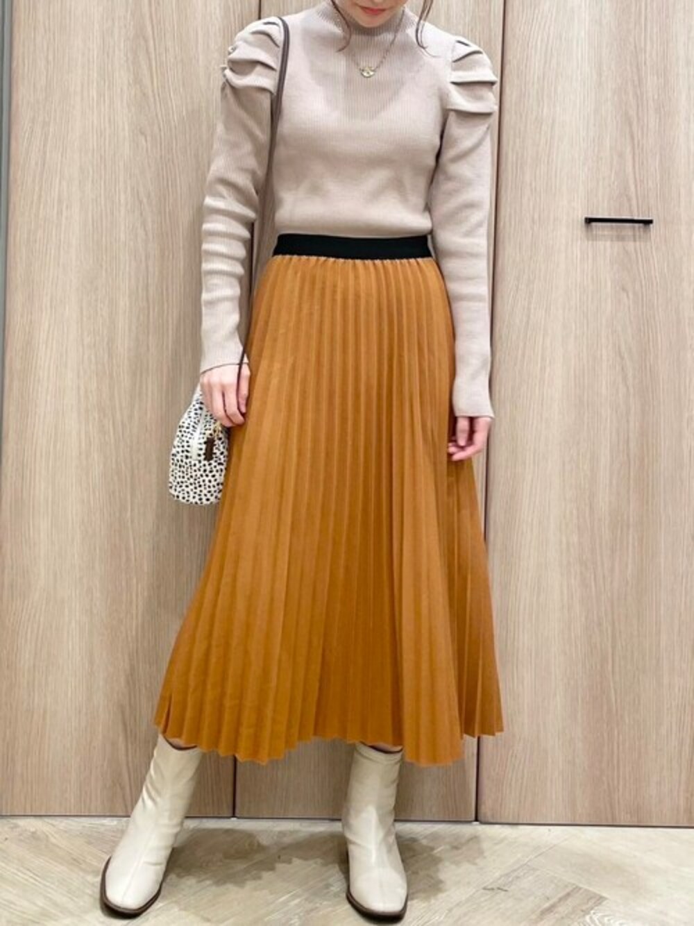 「ニット、冬コーデ、大人カジュアル、大人コーデ、プリーツスカート、きれいめカジュアル、大人女子、ギャザー、大人ガーリー、私の推しブランド」｜「ELVENCE DEUXのショルダーギャザーHN（ニット/セーター、グレー系）」を使った、ELVENCE DEUXさん（レディース・155cm）の冬コーディネートの1枚目の写真