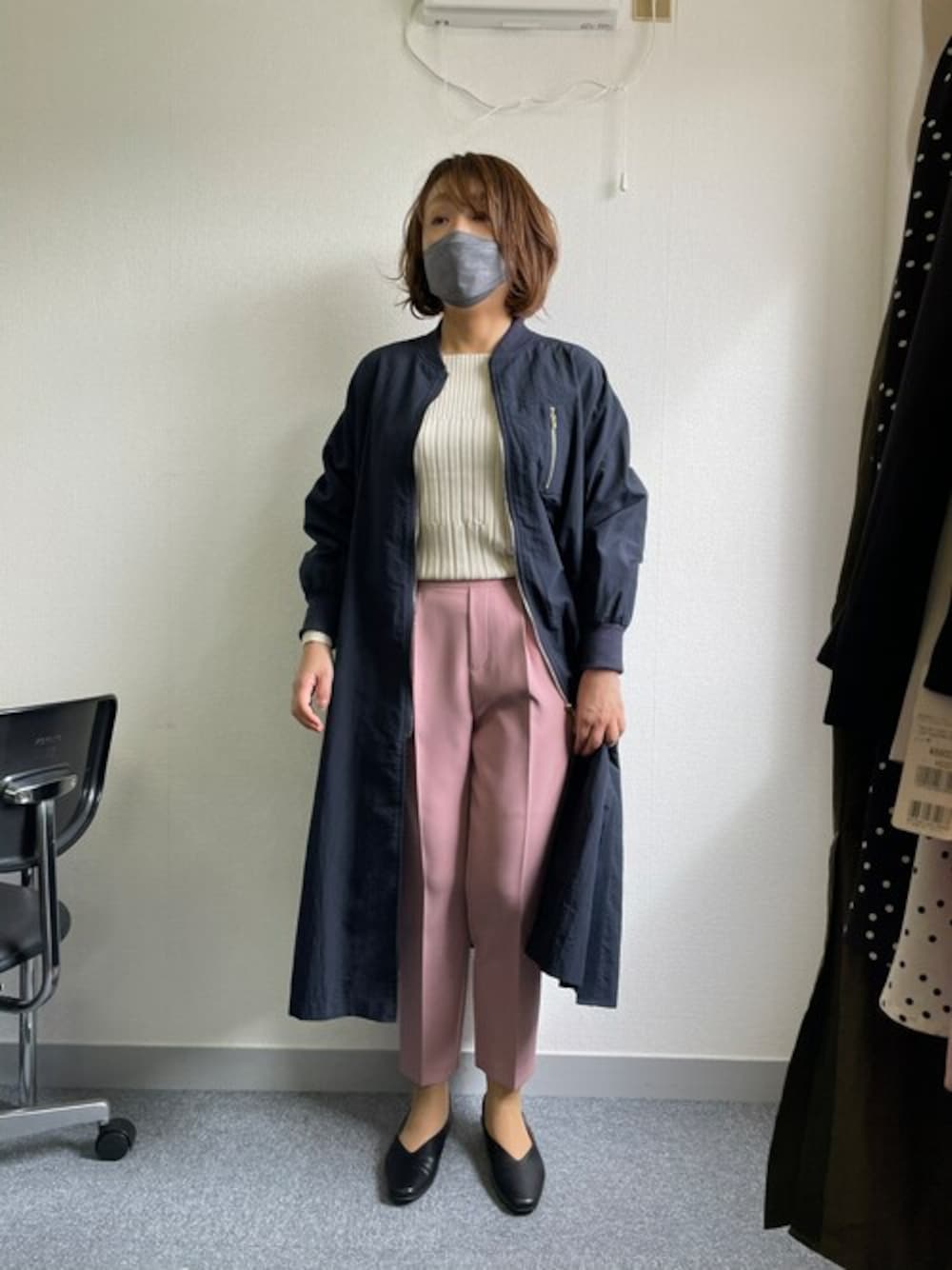 「テーパードパンツ、カジュアル、MA-1、大人カジュアル、フライトジャケット、休日スタイル、休日コーデ、きれいめカジュアル、カジュアルコーデ、ロングMA-1」｜「ELVENCE DEUXのMA-１コート（その他アウター、ブルー系）」を使った、ELVENCE DEUXさん（レディース・161cm）の冬コーディネートの1枚目の写真