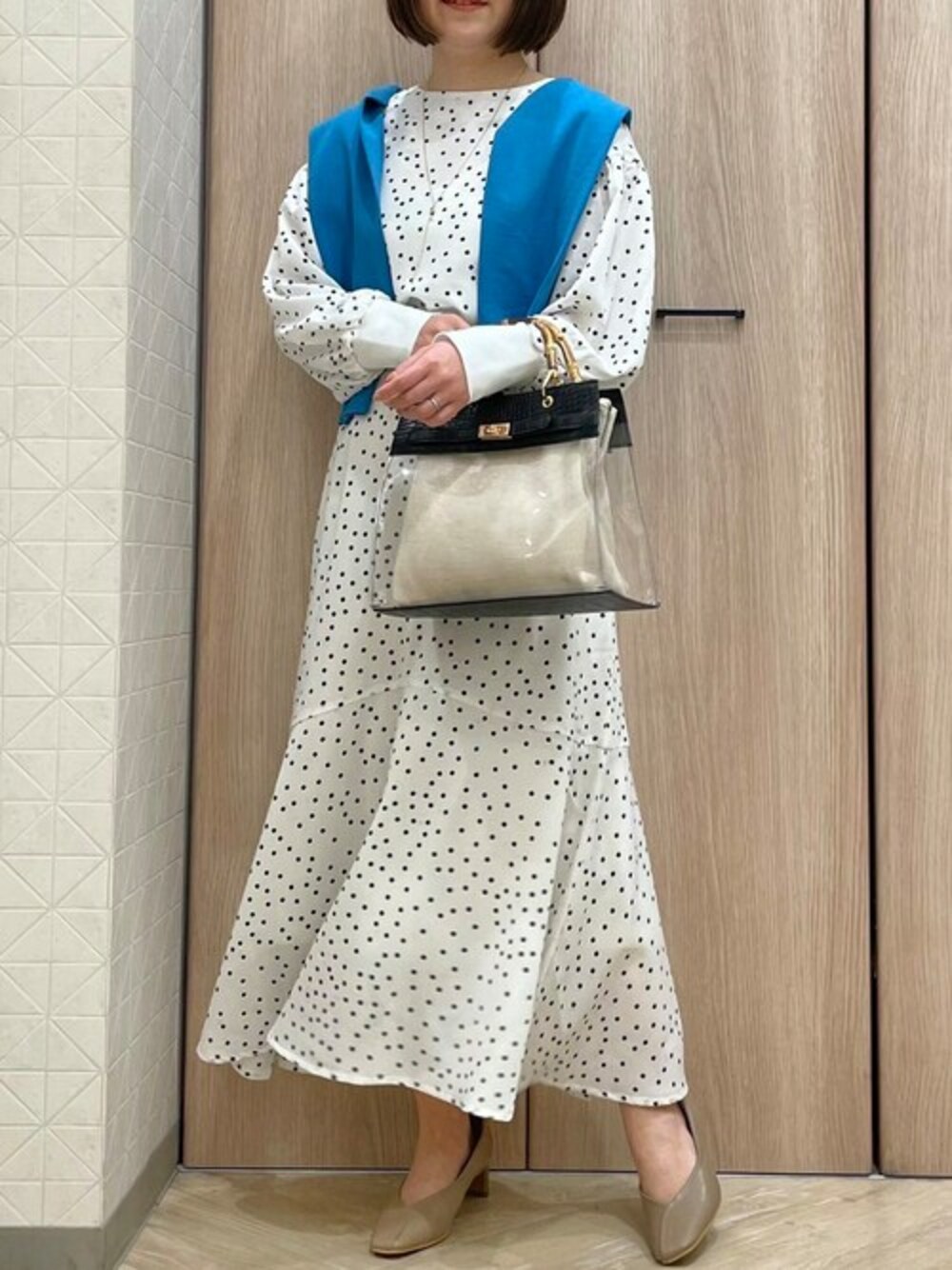 「セットアップ、パーティースタイル、2次会、大人コーデ、オケージョン、セレモニー、卒業式、入学式、オフィススタイル、オフィスカジュアル」｜「ELVENCE DEUXのドットソデリブBL（シャツ/ブラウス、ホワイト系）」を使った、ELVENCE DEUXさん（レディース・150cm）の冬コーディネートの1枚目の写真