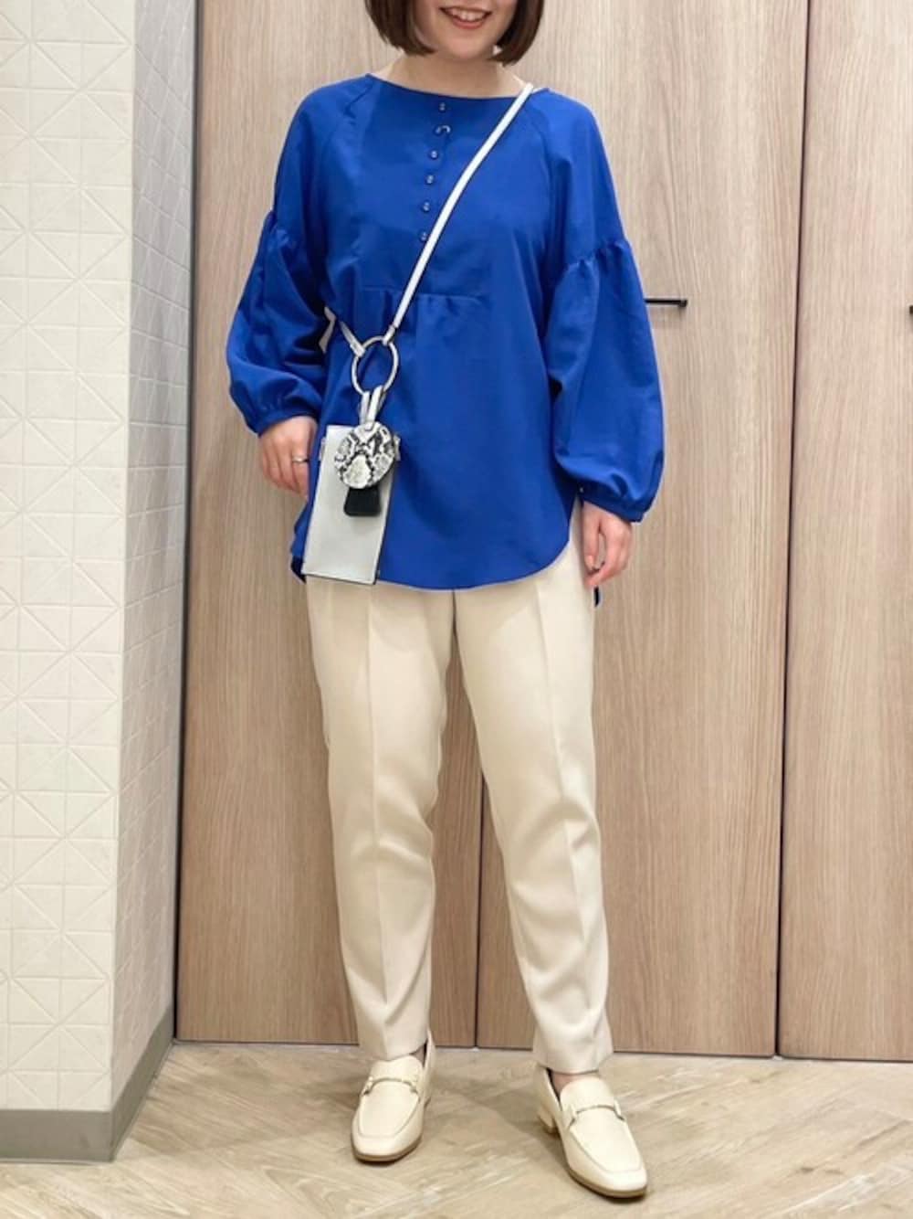 「テーパードパンツ、ブルー、スラックス、大人カジュアル、きれいめカジュアル、シャツスタイル、オフィスカジュアル、袖ボリューム、春服みてみて」｜「ELVENCE DEUXのボリュームソデBL（シャツ/ブラウス、ブルー系）」を使った、ELVENCE DEUXさん（レディース・150cm）の春コーディネートの1枚目の写真